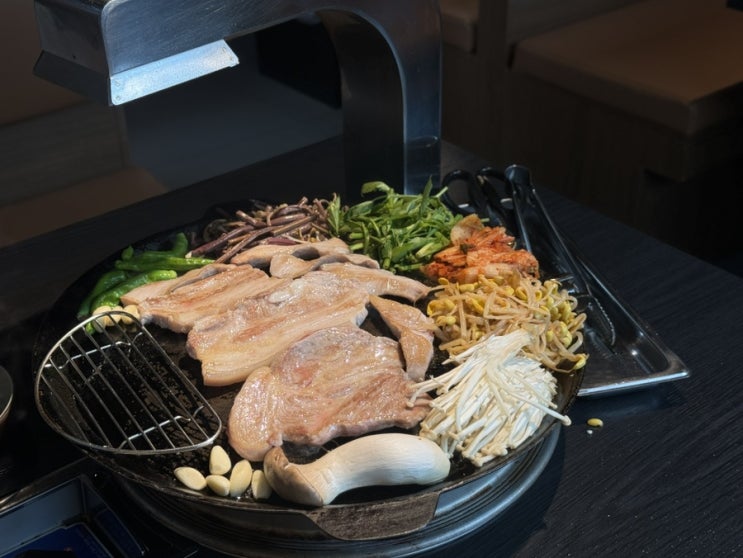  교대역 삼겹살 맛집, 솥뚜껑 가득 오겹살 구워먹는 ‘소당깨오겹집’
