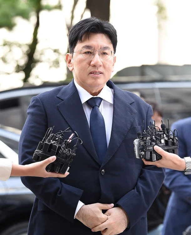 <b>방시혁</b> 의장 첫 경찰 출석, 1900억 <b>부당이득 의혹</b>의 전말