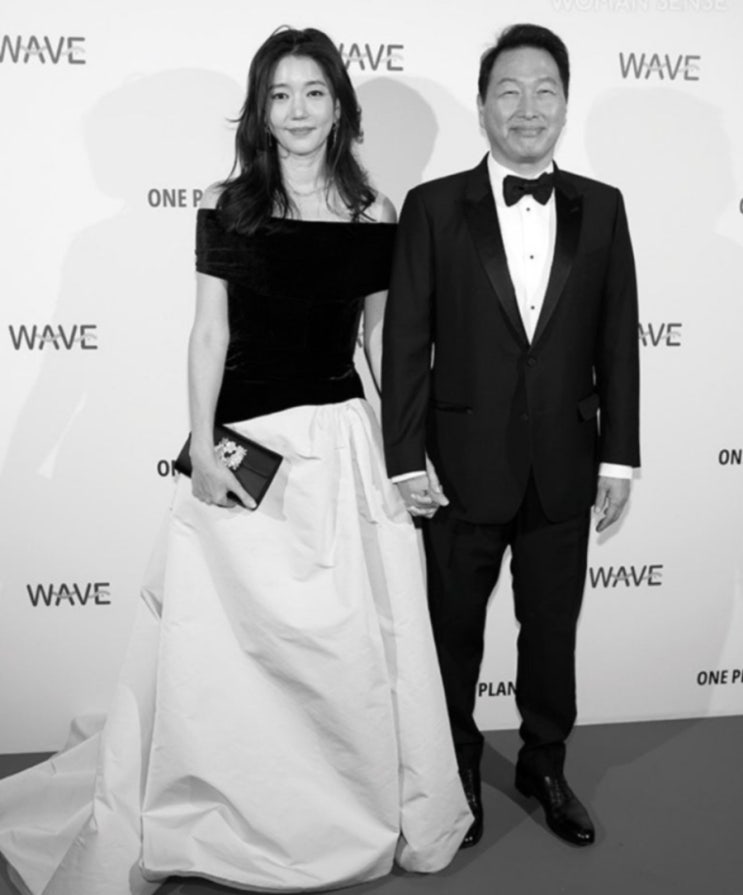 <b>최태원</b>·<b>김희영</b>, '사이버렉카' <b>유튜버</b> 신상 잡고 소송 돌입