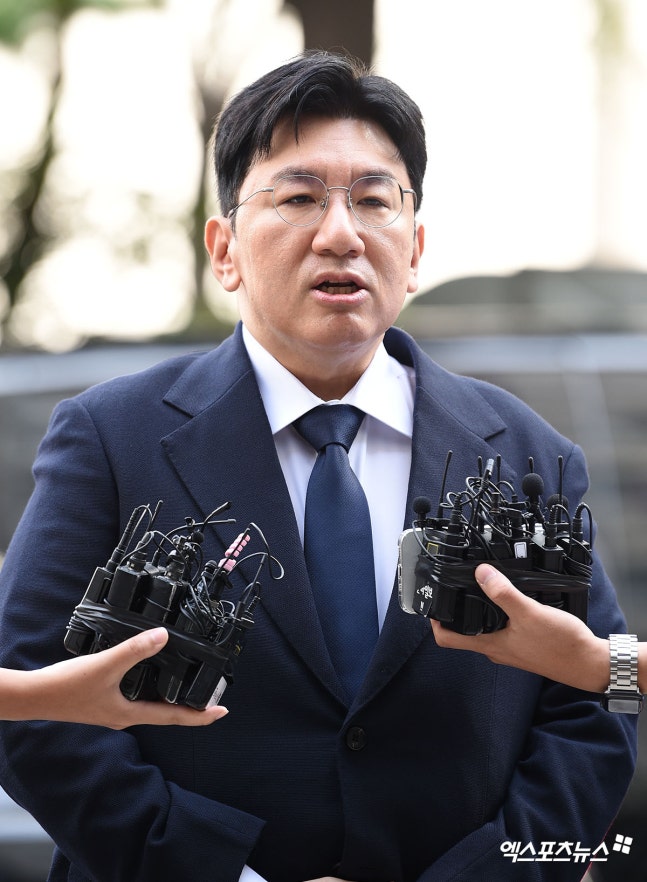 [속보] <b>방시혁</b> 하이브 의장... 1900억 <b>부당 이득 혐의 조사</b>