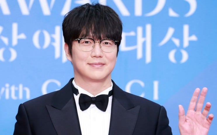가수 성시경 1인 <b>기획사</b> 법적 의무 몰라 10년간 <b>미등록</b> 운영 논란
