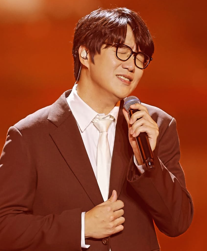 '발라드의 황제' 성시경, 17년간 '<b>미등록 기획사</b>' <b>논란</b>…이미지... 