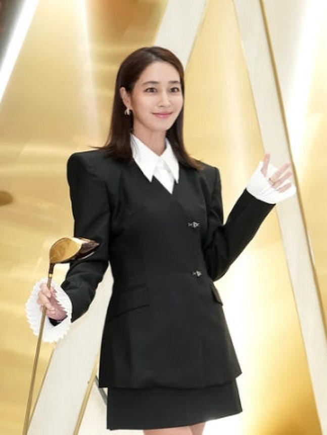 이민정 인스타그램 속 자켓 정보 / 이민정 인스타그램 / 이민정 패션 / 딘트 / DINT / 여자 블랙 ....