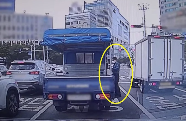   순찰 중 발견된 ‘벌금 4억4000만원 트럭’…누리꾼 충격 반응 ㄷㄷ