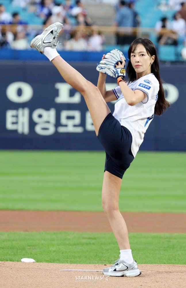 [한번에쓱]'마운드시구는 예상못했지?' 롯데-삼성전 시구나선 홍수현