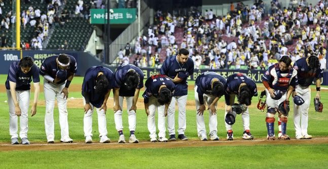  롯데 자이언츠 추락, 삼성에 패배하며 6위로 밀려…한화 이글스 7년 만에 PS 확정