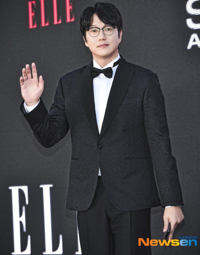  가수 성시경, 17년간 소속사 불법 운영 논란 사과…에스케이재원 “즉시 등록 절차 진행 중”
