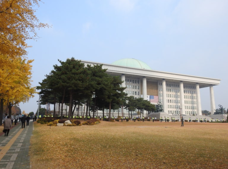 과거 국회 <b>패스트트랙 충돌 사건</b>, 무엇이 문제였을까요?