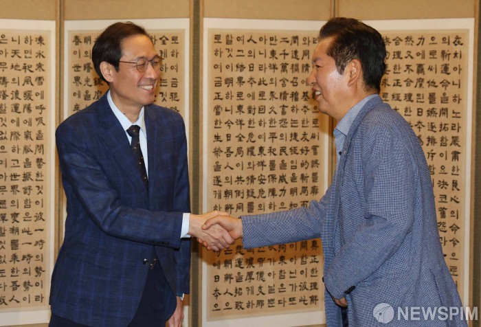 우상호 "<b>대법원장 거취</b> 논의한 바 없어...대통령실, 거론할... 