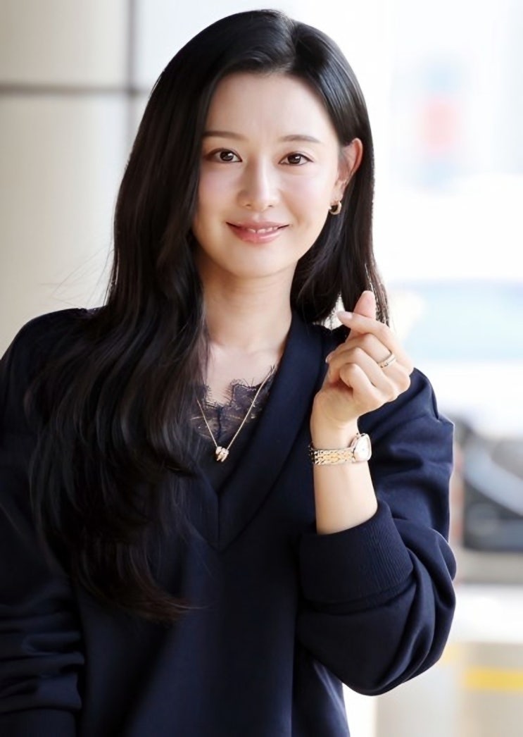  "그냥 청바지+니트인데" 김지원 레전드 네이비룩 화제 이유