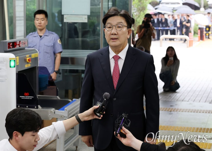 직접 찍은 <b>권성동</b> 출석 현장... XX 욕설이 비지엠처럼 계속 들림
