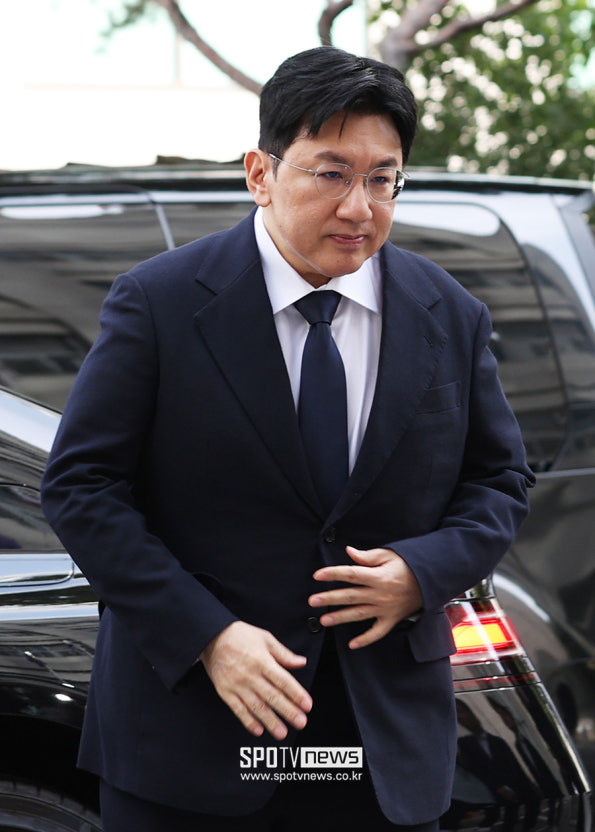 <b>방시혁</b> 경찰 조사, 1900억 차익 의혹…<b>하이브</b> 창업자의 그림자?