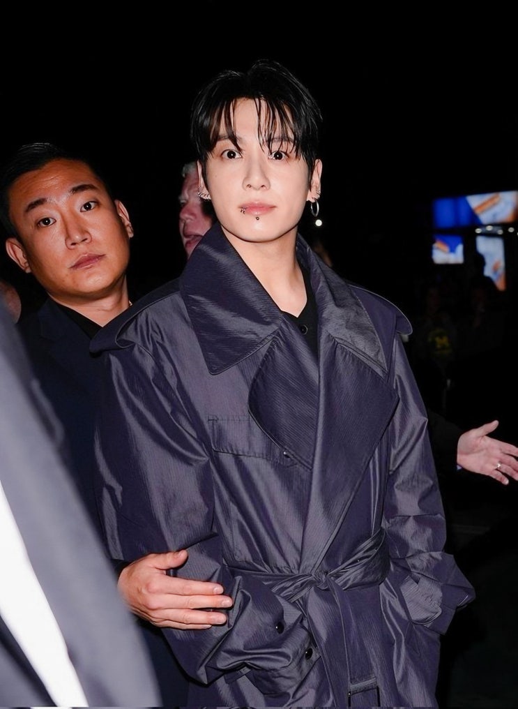  "전역 후 첫 공식 무대" 정국, 뉴욕패션위크 올블랙 코트 존재감