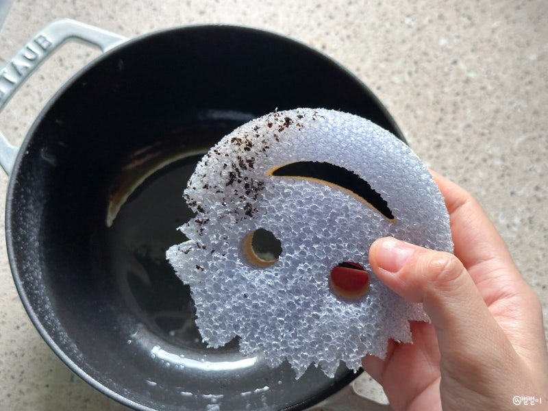 스타우브 주물냄비 태웠을 때, 탄 냄비 힘들이지 않고 쉽게 닦는 법