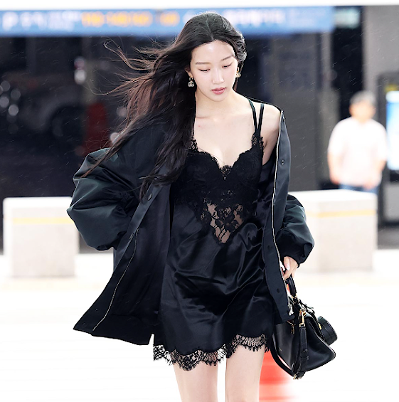  문가영 아찔한 시스루 패션으로 공항패션 완성 시크 미모 폭발
