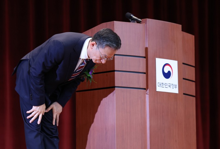 정성호 장관 “<b>검찰 술자리 회유 의혹</b> 사실 정황 확인…즉시... 