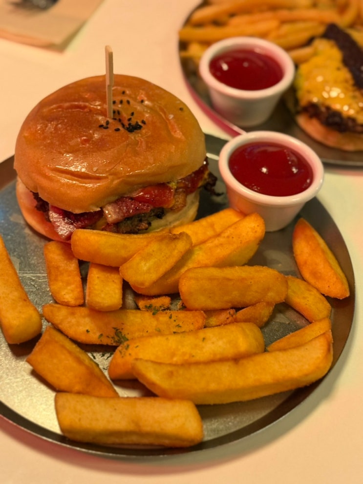  뉴욕 감성 햄버거 을지로 맛집 ‘데일리픽스’