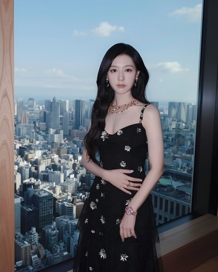  "비율 미쳤다" 김지원, 우아한 블랙 드레스 패션