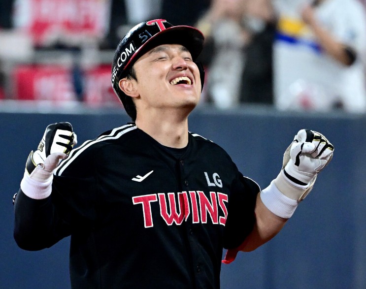 [KBO] <b>LG</b> 트윈스, 107분 우천 중단 딛고 <b>KT</b> <b>제압</b>… 매직넘버... 