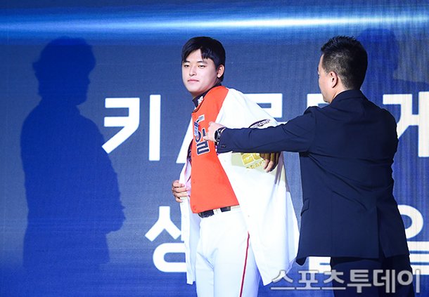[속보] <b>키움행</b> 박준현 인성 논란 넘어 괴물 투수로 증명할까
