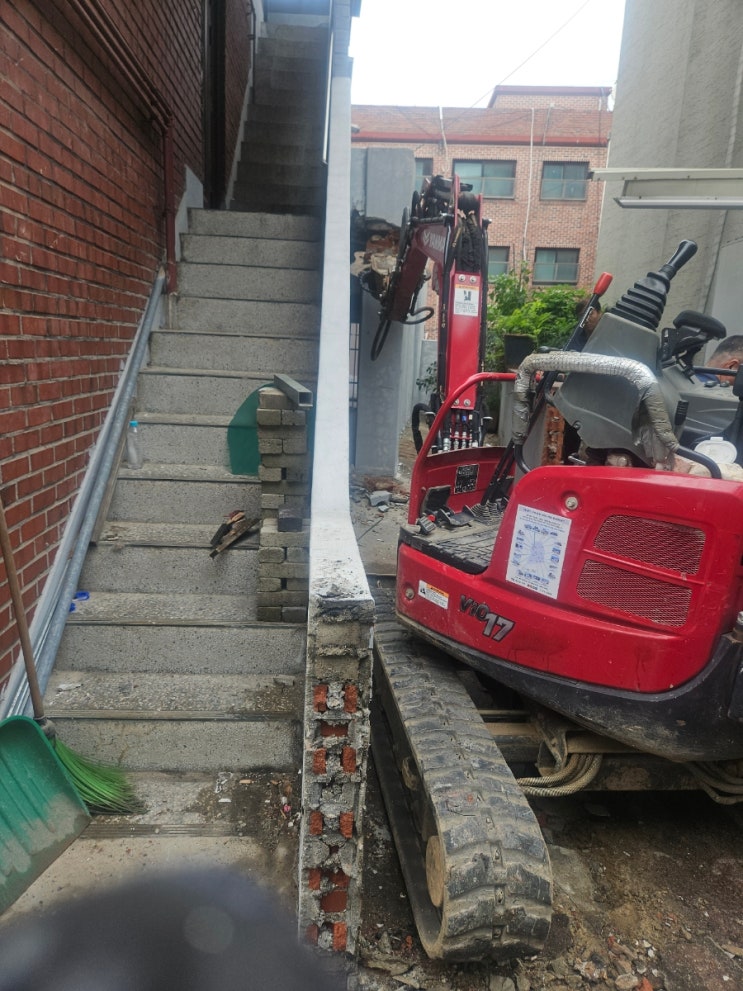  서울 강북구미니포크레인 주택좁은곳 대수선 비구조체철거 시스템비계자리만들기(허니미니중기)