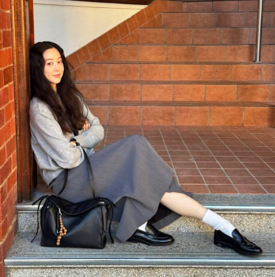  정려원의 세련된 가을무드 연출 미니멀한 패션 아이템