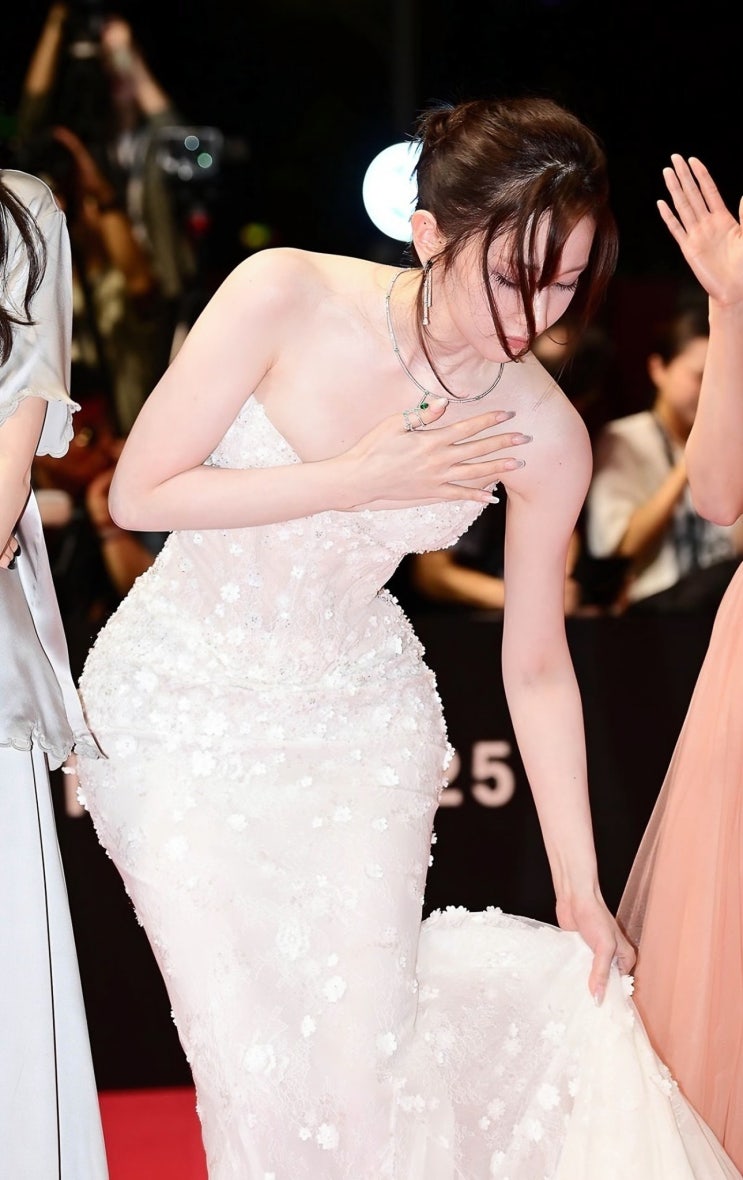  "포토샵인 줄" 전종서 골반, BIFF 드레스핏