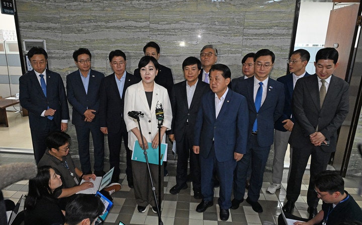 ‘<b>내란</b>전담<b>재판부</b>법’ 민주당 발의…<b>위헌</b> 논란 향하는... 