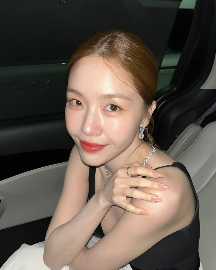  “화장 없이도 빛나는” 민아, 물광 피부 비결 공개