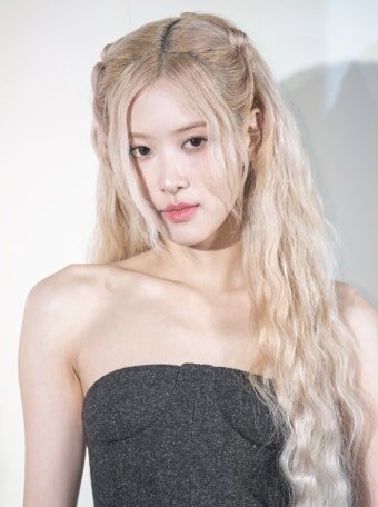 블랙핑크 <b>로제</b>, 또 K팝 새 역사…‘<b>아파트</b>’ MV <b>20억 뷰</b>... 