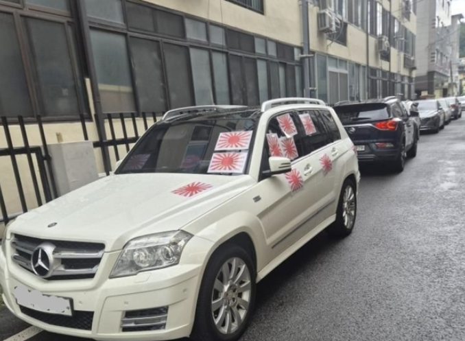  “주차하더니 욱일기 붙였다”…김천서 또 포착된 ‘욱일기 벤츠’ 