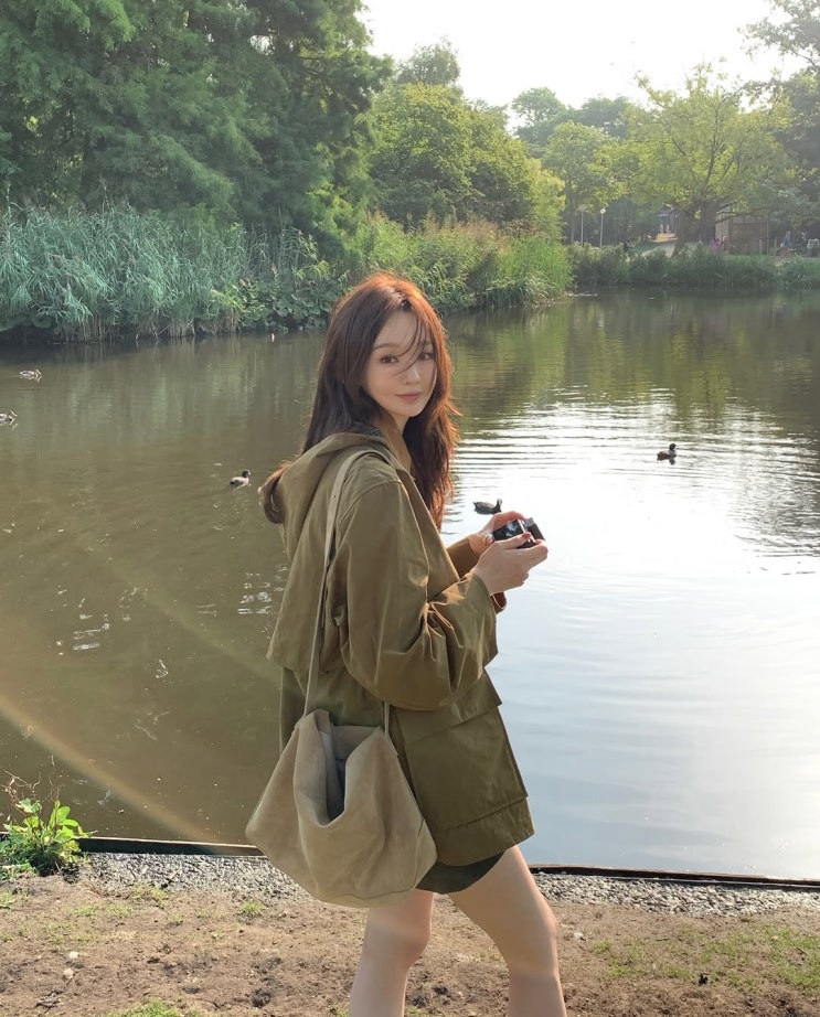  '사복 여신' 강민경의 가을룩은 '이 스니커즈'로 완성? 휠라 신상 에샤페 모카 컬러의 편한 여자 운동화