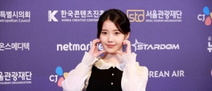 <b>아이유</b>, <b>데뷔</b> 17주년 기념 <b>2억 원 기부</b>! '선행의 아이콘'으로... 