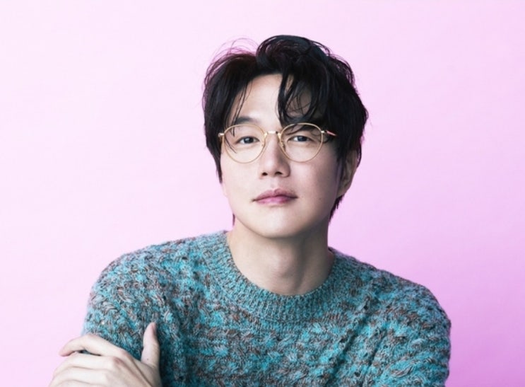 가수 성시경, 14년간 <b>1인기획사 미등록 운영</b> 논란…경찰 수사... 