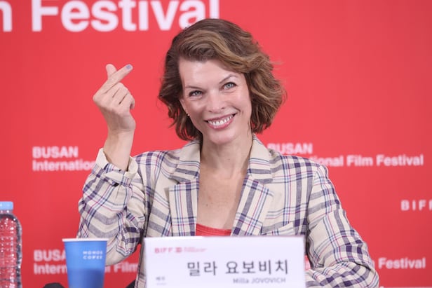 할리우드 배우 <b>밀라 요보비치</b>, 5살 딸과 함께 ‘케이팝 데몬... 