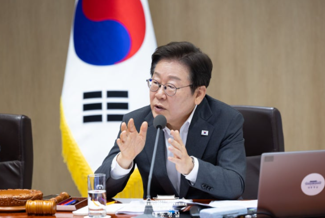 <b>이재명 대통령</b>, 美 <b>관세협상</b>과 정치적 입장 공개!"미국 요구대로... 