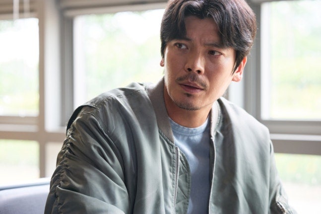 김성오, 15년 전 인질극의 그림자를 안고 돌아오다… ‘신사장 프로젝트’로 완성된 인생 캐....