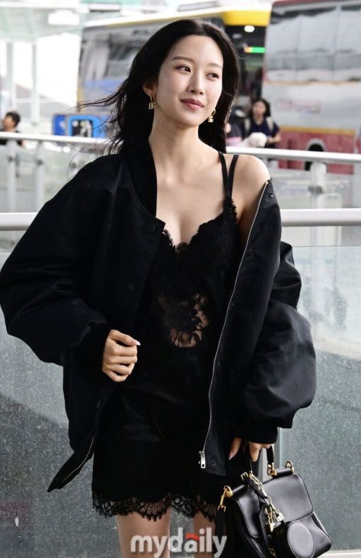  문가영, 공항에서 220만 원 언더웨어 패션…“파격을 넘어 충격” ️