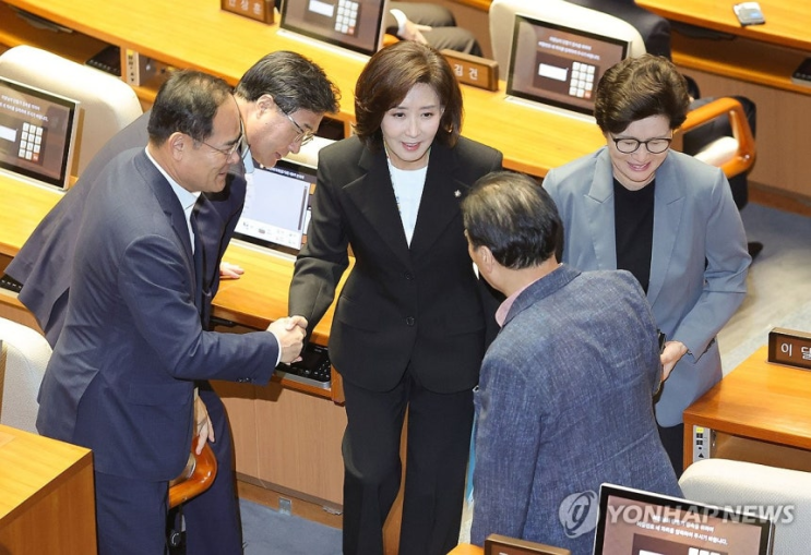 [속보] <b>나경원 의원</b>, <b>대정부질문</b> 현장 포착!  그 내용은?