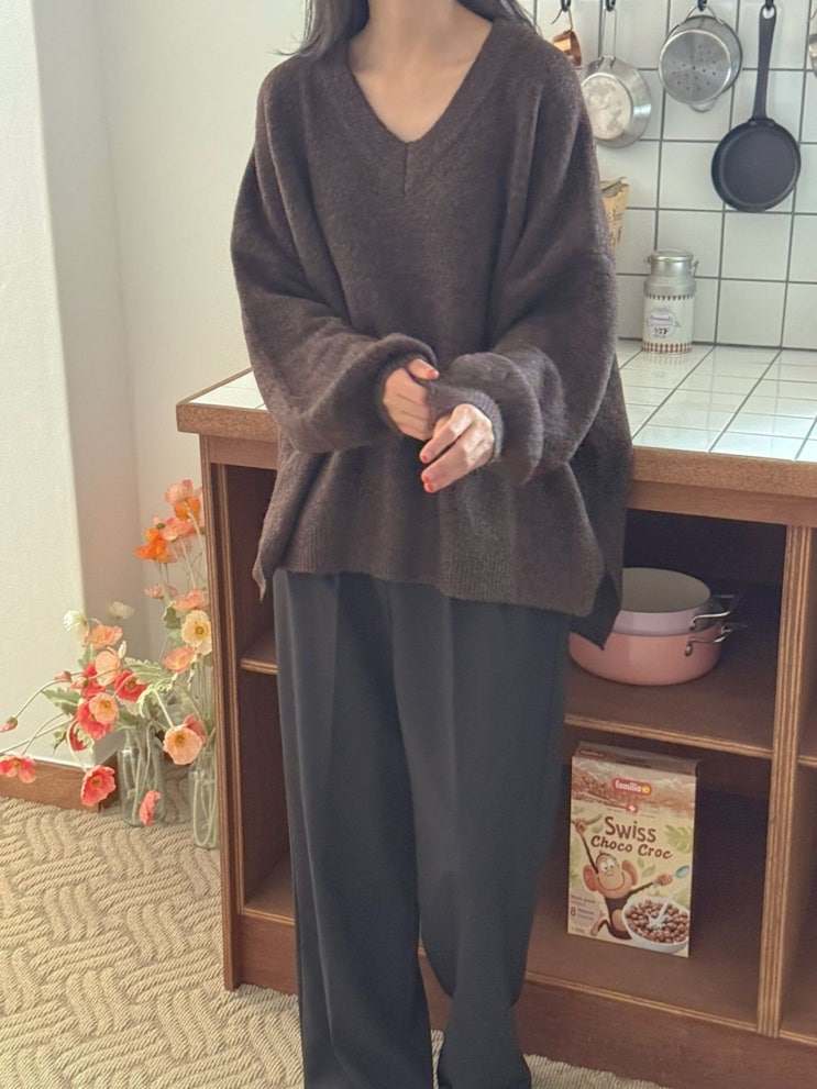  브이넥으로 여성스러움 UP! 루즈핏 니트로 완성하는 겨울 데일리 스타일