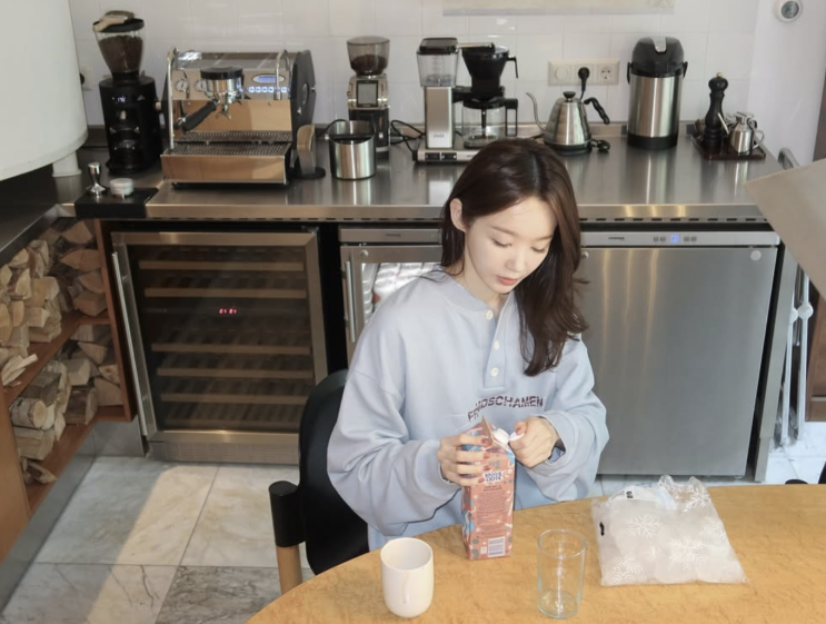  [셀럽 패션] 강민경 인스타그램 속 빈티지 스웻셔츠 & 미즈노 스니커즈 정보 공개
