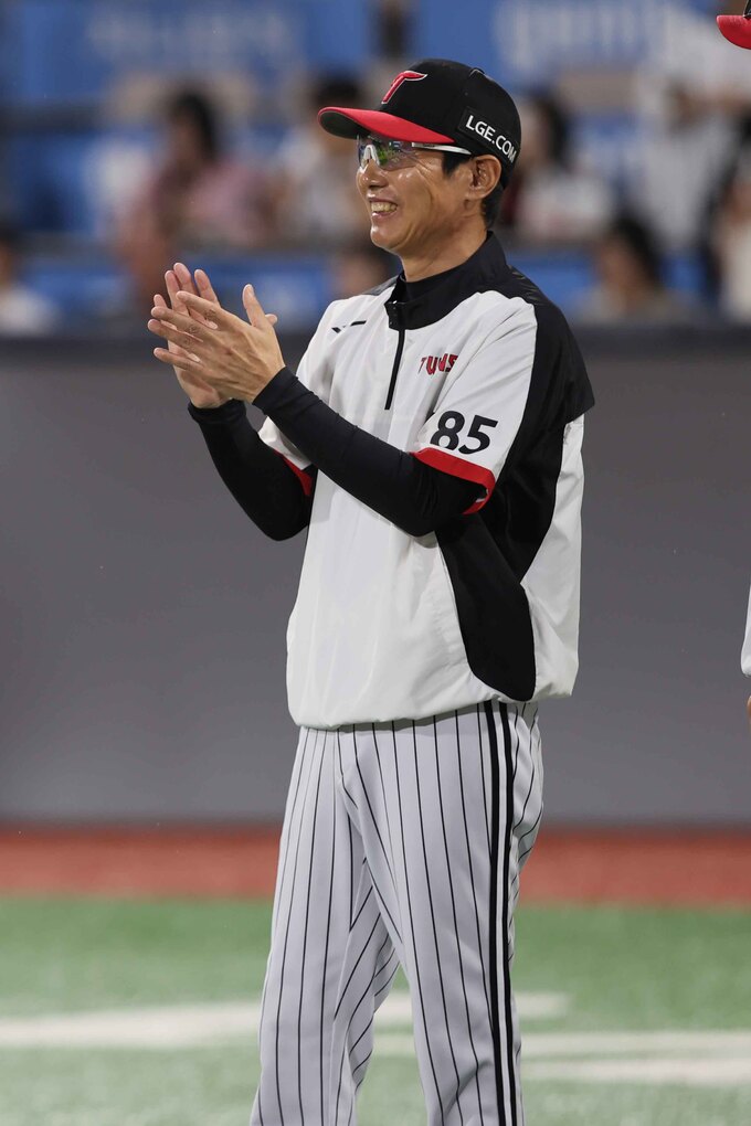 <b>LG</b> 염경엽 3년 재<b>계약</b>…발표는 한국시리즈 ‘김원형처럼’