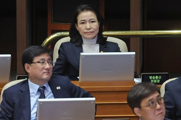 [속보] <b>이진숙</b> 방통위원장, 법인카드 유용 혐의로 <b>검찰 송치</b>!... 