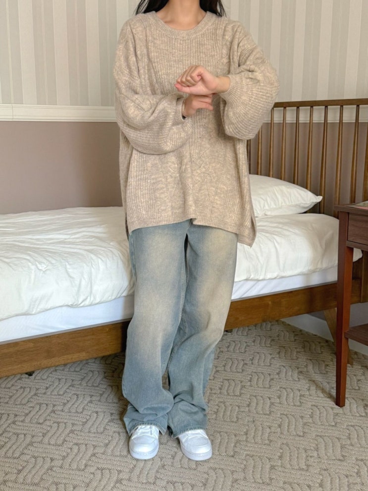  겨울 데일리룩 완성! 루즈핏 라운드넥 꽈배기 니트로 따뜻하고 스타일리시하게 코디하기