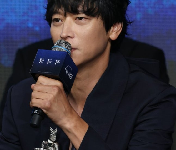 <b>강동원</b>과 <b>씨엘</b>, <b>미등록 기획사</b> 의혹에 휘말리다