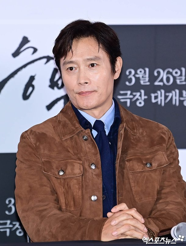 <b>이병헌</b>, 반려견 27마리 키웠다?   온라인 갑론을박  파양 <b>논란</b>... 