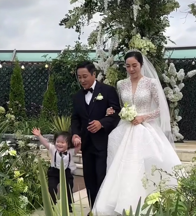 김병만 결혼식, 두 아이와 함께한 가족의 완성