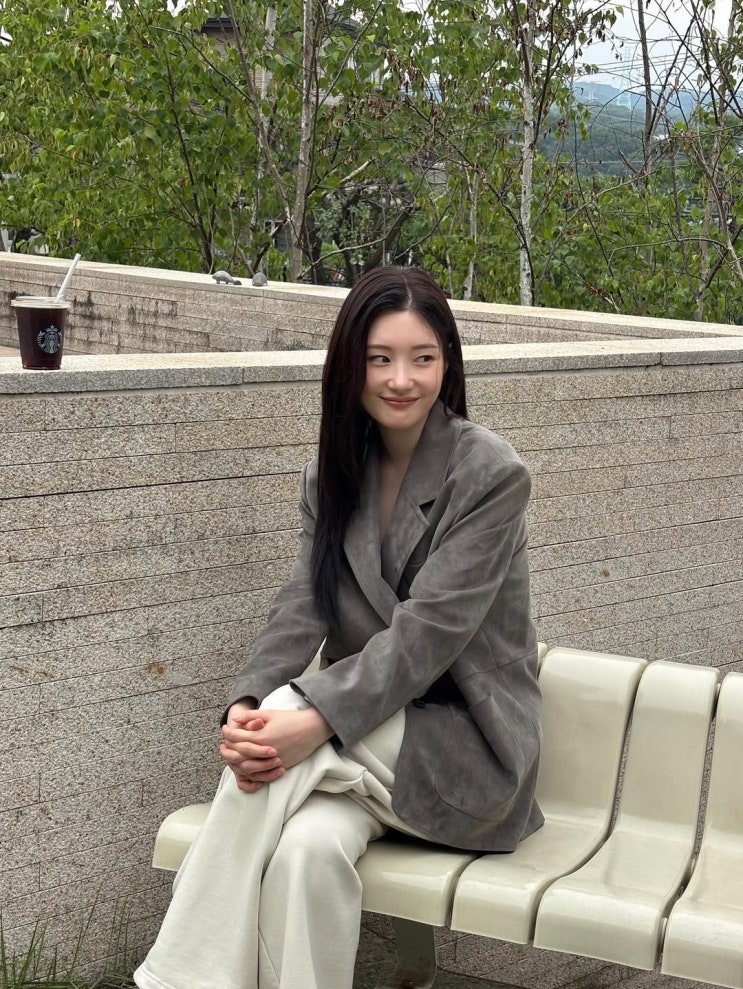  패션 느낌 아는 가을 컬러는 카키! 정채연이 입은 온앤온 오버핏 스웨이드 블레이저 싱글 자켓 코디 엿보기