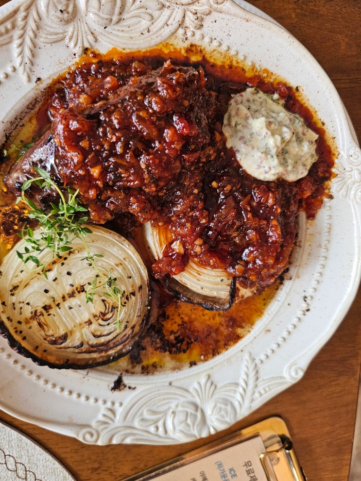  [한대앞역 맛집] A SOME RESTO — 샹들리에 감성, 잭소스 버터스테이크(₩16,000)·파스타