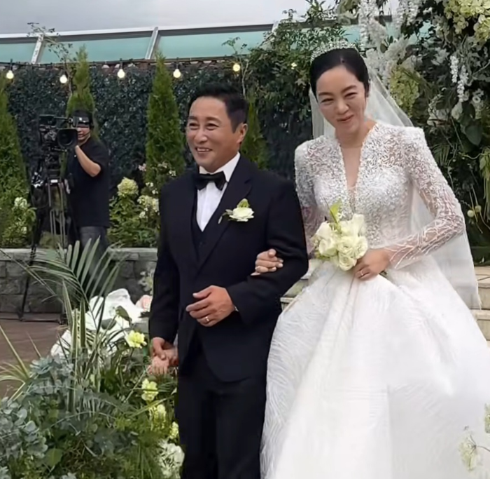 <b>김병만 재혼</b>, 부인 현은재 씨와 가족 공개한 <b>결혼식</b> 현장